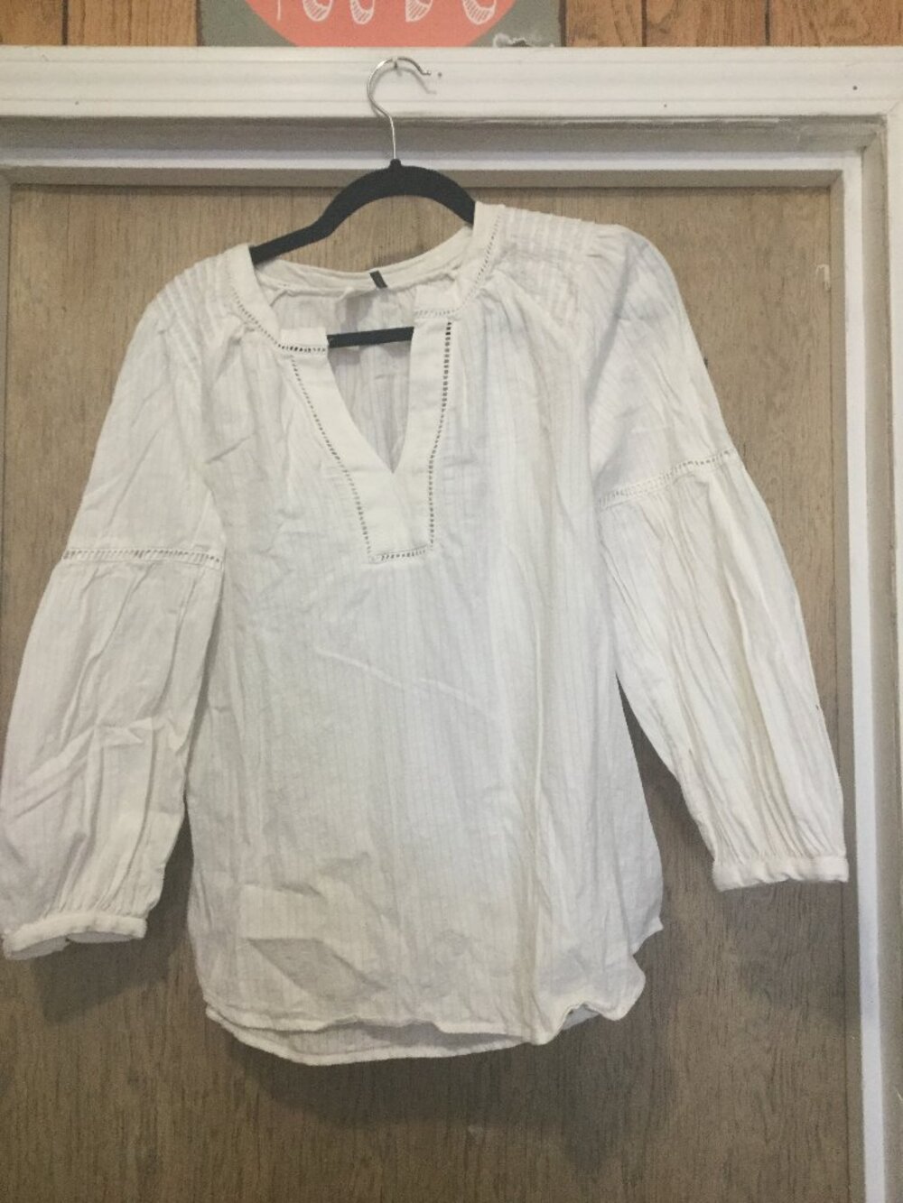 Akemi +Kin white popover style top has cutout details on the entire top size M